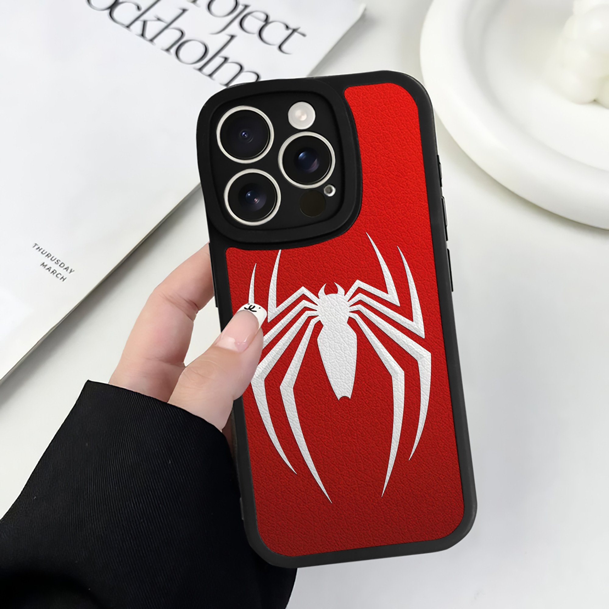 Spider Man スパイダーマン 【iPhone 16シリーズ対応】シリコンスマホケース（レザー調） 材質：シリコン